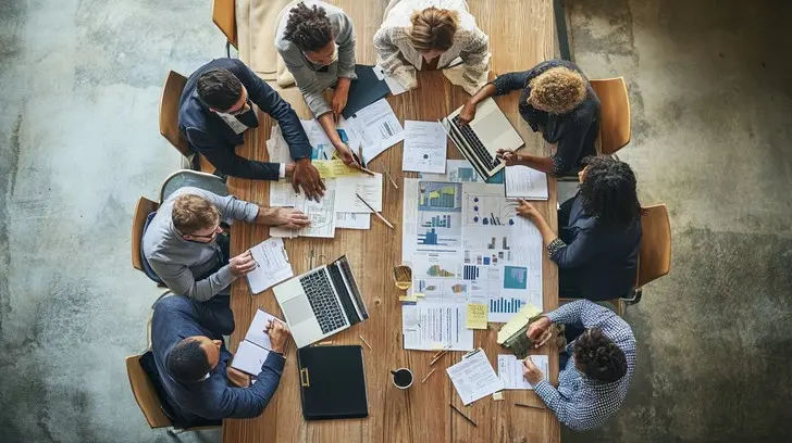 Équipe de direction analysant les processus internes pour éviter l abandon CRM PME.