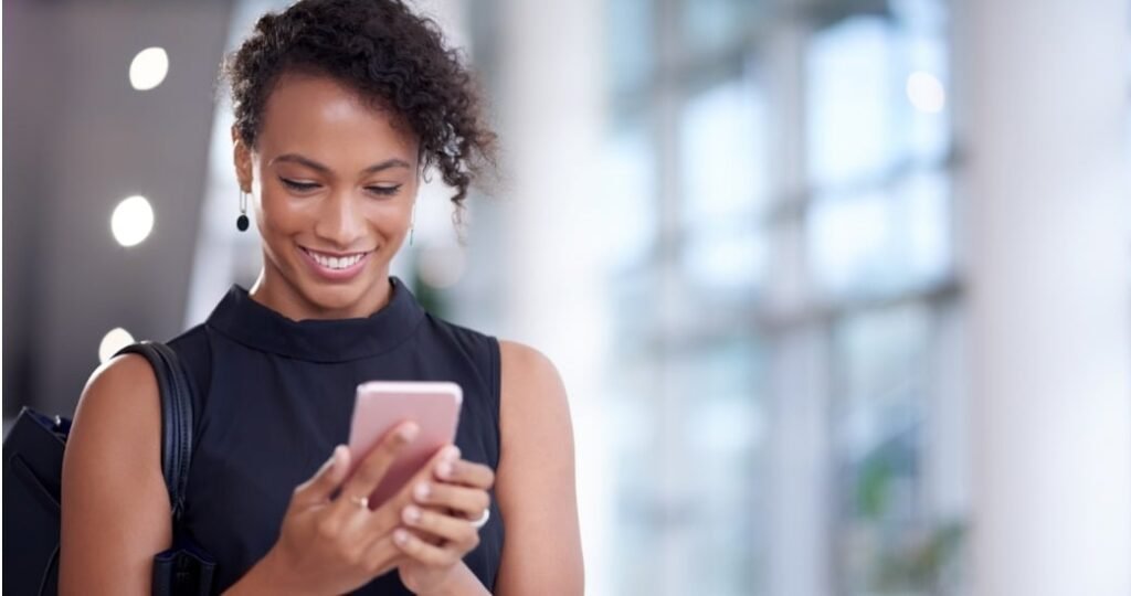Utilisateur engagé dans la lecture d'un contenu à forte valeur de rétention