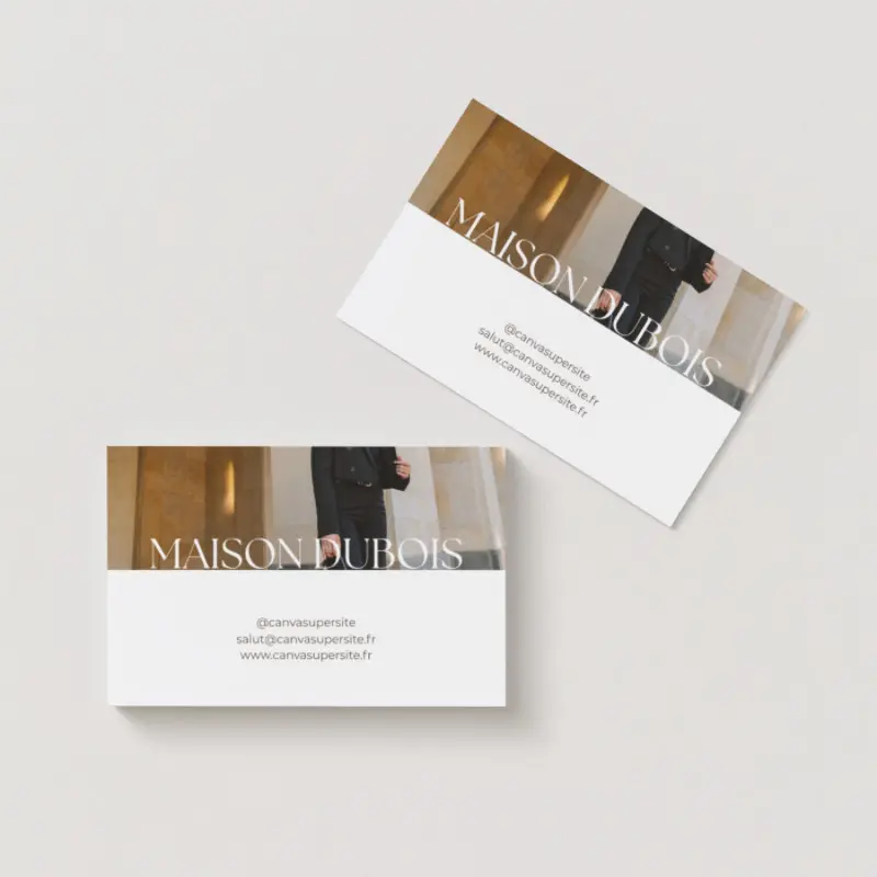 Un designer graphique travaillant sur une canva image haut de gamme pour une marque.